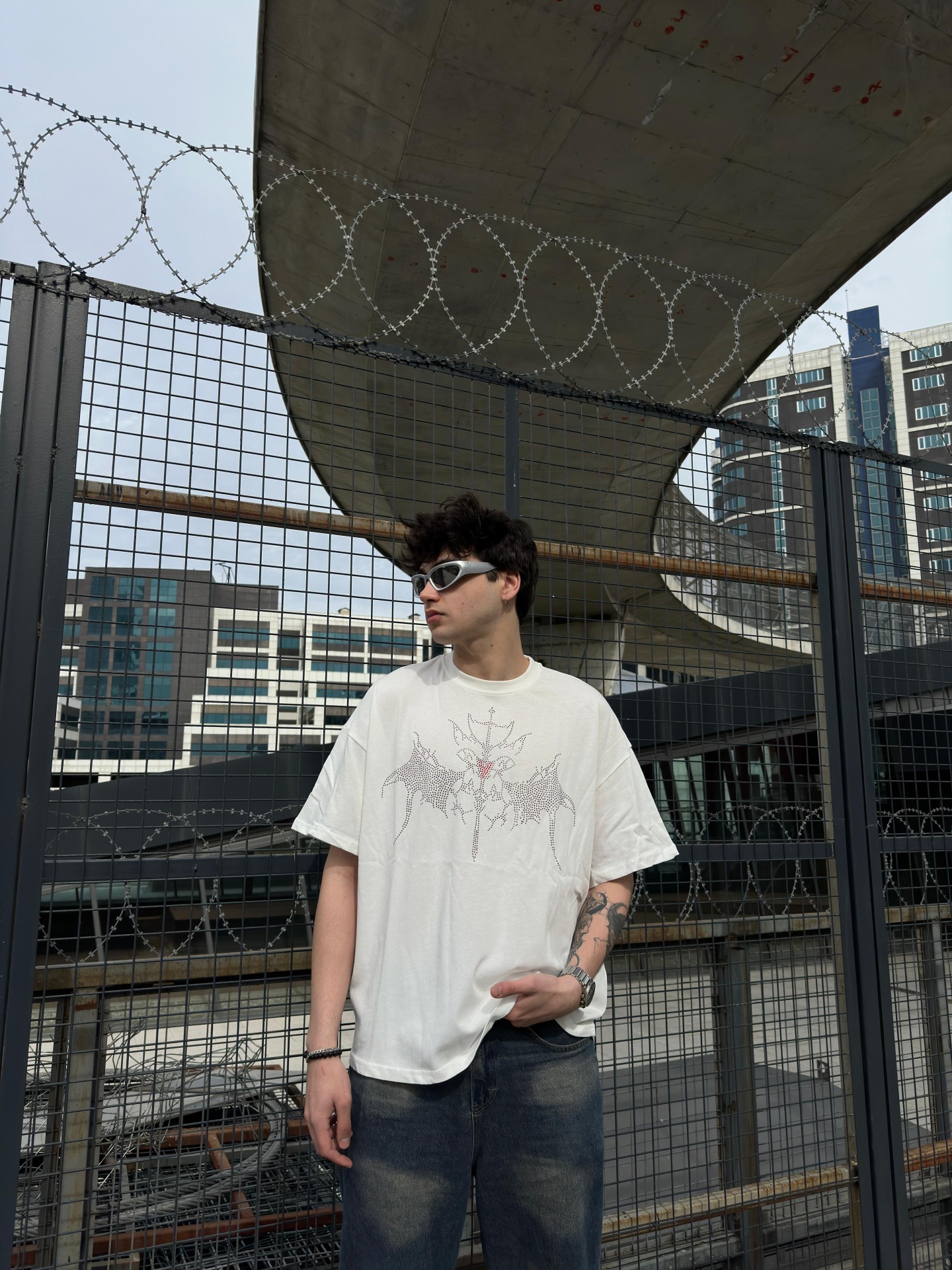 Taş İşlemeli Beyaz Oversize Tshirt 