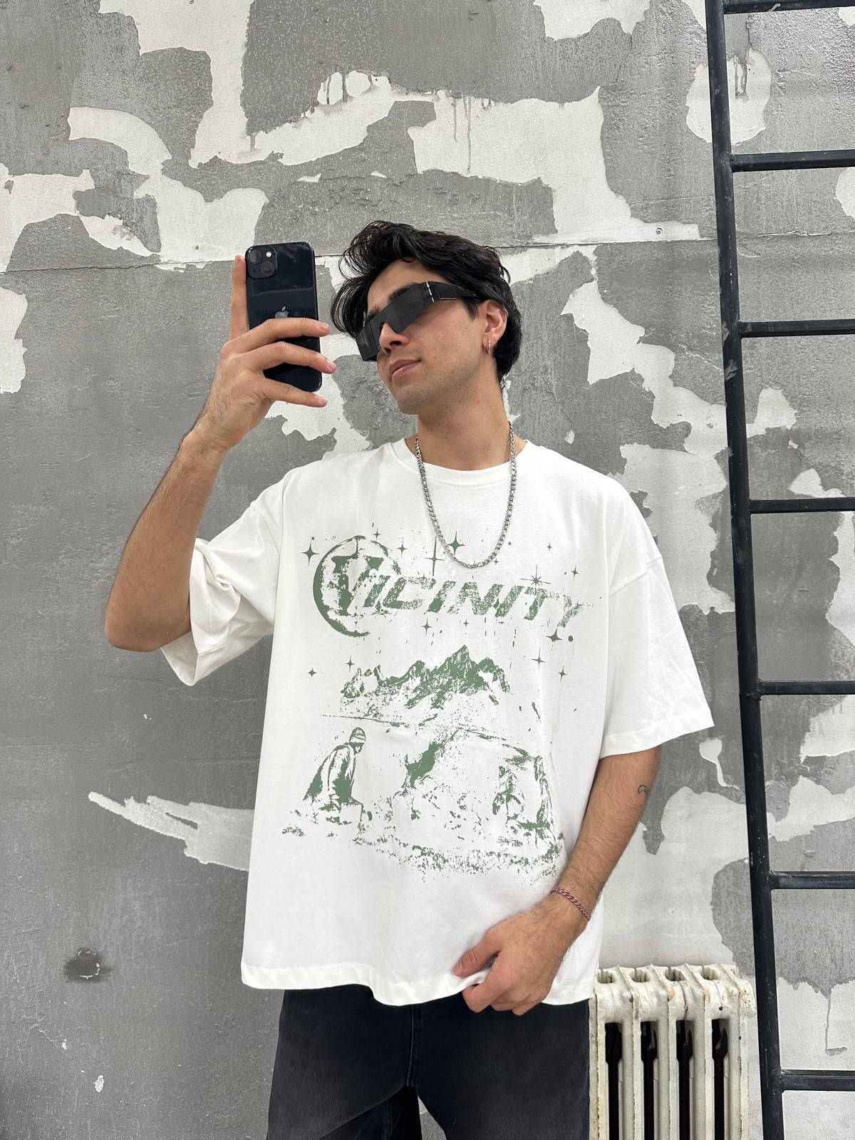 Vicinty Green Star Detail White Tshirt