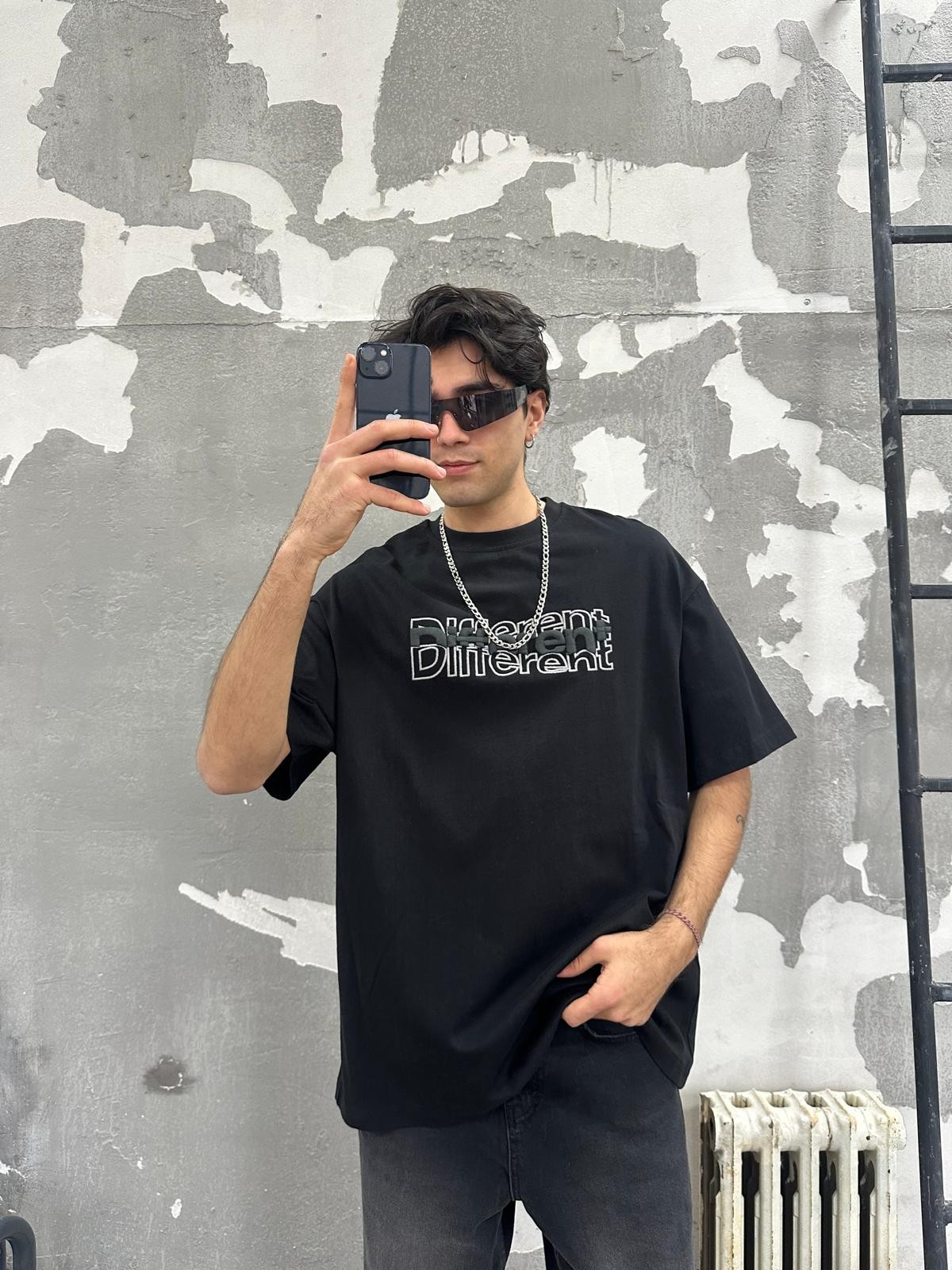 Different Nakışlı Siyah T-Shirt