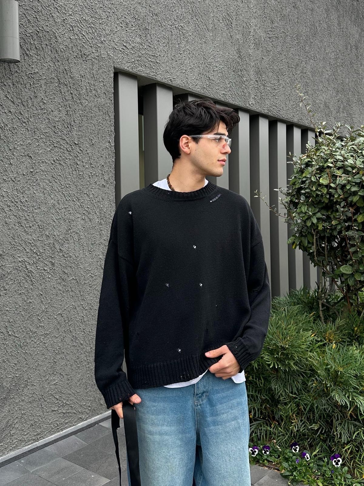 Yırtık Detaylı Oversize Siyah Kazak